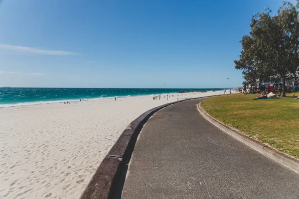 Blick auf den Stadtstrand in der Nähe von Perth mit weißem Sand und türkisfarbenem Wasser — Stockfoto