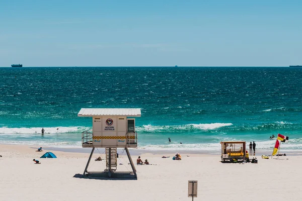 Vista de la playa de la ciudad cerca de Perth con arena blanca y turquesa wate — Foto de Stock