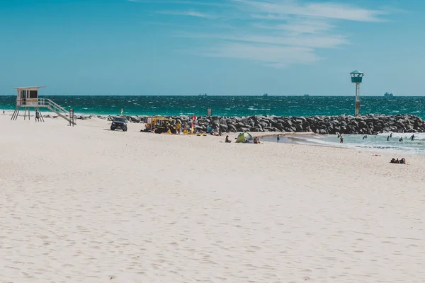 Vista de la playa de la ciudad cerca de Perth con arena blanca y turquesa wate — Foto de Stock