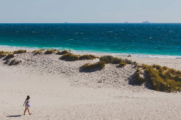 Vista de la playa de la ciudad cerca de Perth con arena blanca y turquesa wate — Foto de Stock