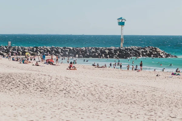 Blick auf den Stadtstrand in der Nähe von Perth mit weißem Sand und türkisfarbenem Wasser — Stockfoto