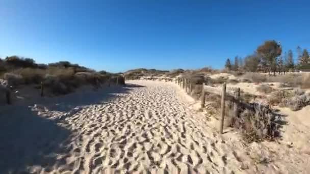 澳大利亚珀斯 2019年12月27日 滑倒在斯卡伯勒海滩上 这是在珀斯礁附近最受欢迎的海滨地区之一 有着印度洋的白沙滩和碧绿的海水 — 图库视频影像