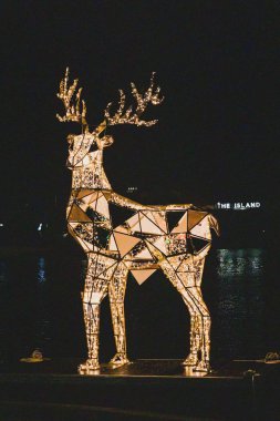 Gece Eliz 'de Noel ışıkları ve parlak ren geyiği heykeli