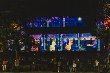 Geceleri Perth Katedrali 'nde Noel ışıkları ve süslemeleri.