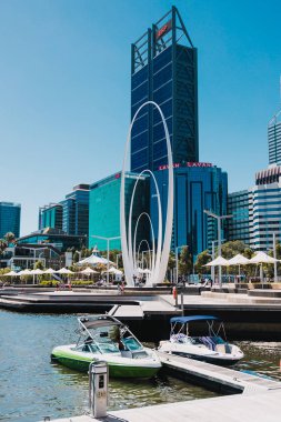 Perth 'teki Elizabeth Quay manzarası, yeni inşa edilmiş bir liman alanı.