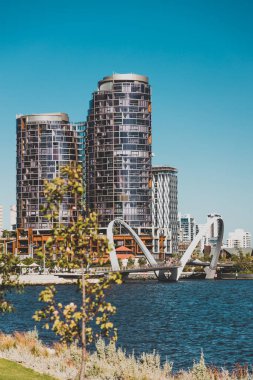 Perth 'teki Elizabeth Quay manzarası, yeni inşa edilmiş bir liman alanı.