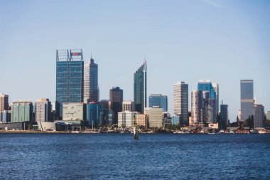Perth Cbd 'nin ufuk çizgisi Jetty' yi onarırken Kuğu Nehri 'nin karşısında