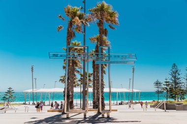 Perth yakınlarındaki Scarborough plajını ve babamla olan sembolik tabelalarını görüyorum.