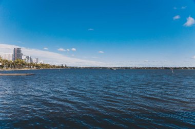 Kuğu Nehri manzarası ve Riverside Bulvarı kıyı şeridi