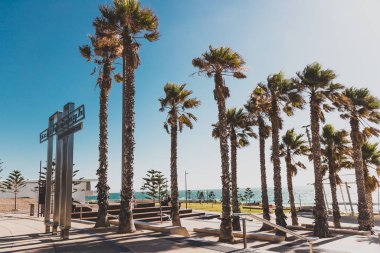 Güneşli bir günde, Perth yakınlarında Scarborough sahilinin manzarası.