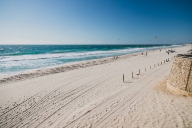 Güneşli ve sıcak bir yaz gününde Perth yakınlarındaki Scarborough plajı manzarası 