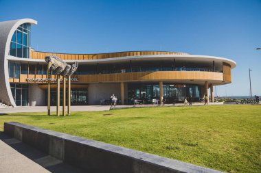 Güneşli ve sıcak bir yaz gününde Perth yakınlarındaki Scarborough plajı manzarası 