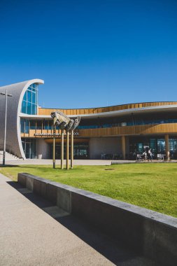 Güneşli ve sıcak bir yaz gününde Perth yakınlarındaki Scarborough plajı manzarası 