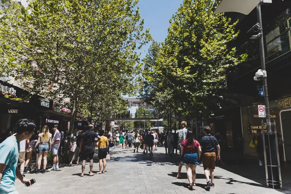 Busy streets of Perth CBD with lots of people rushing for the Bo — Stock Photo, Image