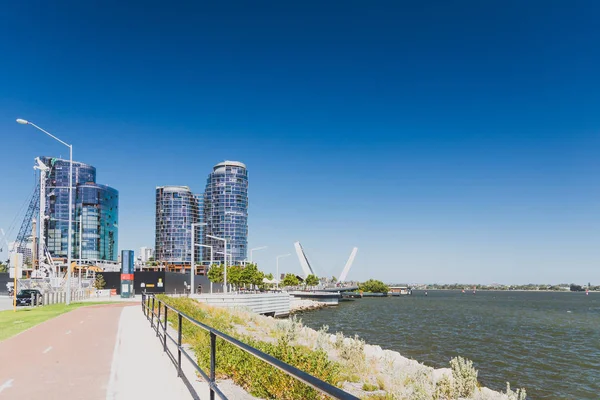 View of Elizabeth Quay in Perth, a newly built harbour area with — Stock Photo, Image