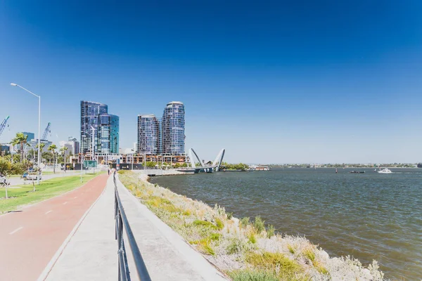 View of Elizabeth Quay in Perth, a newly built harbour area with — Stock Photo, Image