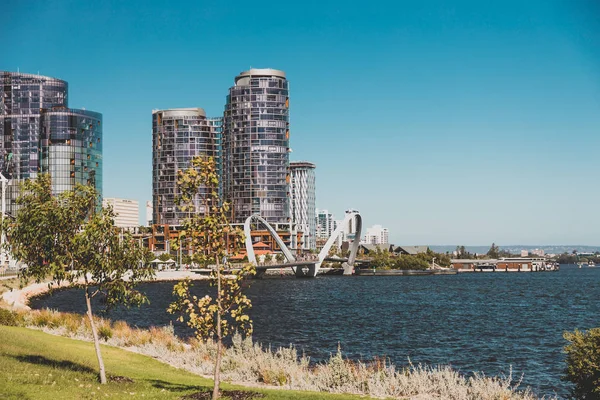 View of Elizabeth Quay in Perth, a newly built harbour area with — Stock Photo, Image