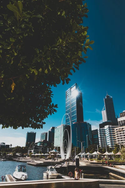View of Elizabeth Quay in Perth, a newly built harbour area with — Stock Photo, Image