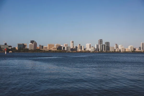 Vista de Perth CBD skyline de Mends Jetty através do rio Swan — Fotografia de Stock