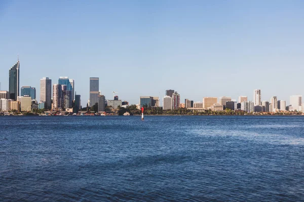 Pohled na panorama Perth Cbd z Mends Jetty přes řeku Labuť — Stock fotografie