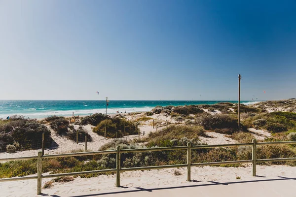 Vista de la playa de Scarborough cerca de Perth en un verano soleado y cálido — Foto de Stock