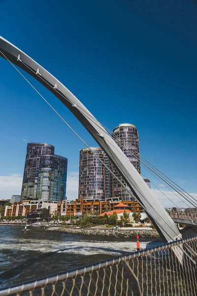 Vista de Elizabeth Quay en Perth, una zona portuaria de nueva construcción con — Foto de Stock