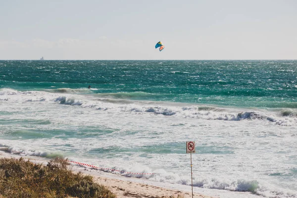 Kitesurfistas en el agua en Scarborouhg, uno de los más populares — Foto de Stock