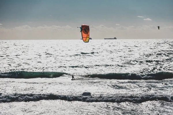 Kitesurfistas en el agua en Scarborouhg, uno de los más populares —  Fotos de Stock