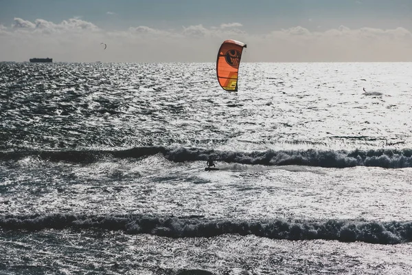 Kitesurfistas en el agua en Scarborouhg, uno de los más populares —  Fotos de Stock