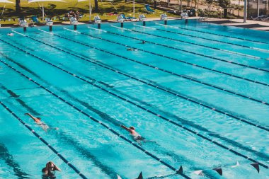 Güneşli ve sıcak bir yaz gününde Perth yakınlarındaki Scarborough plajı manzarası 
