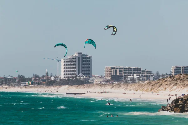 Kitesurfers vedessä City Beach, yksi suosituimmista — kuvapankkivalokuva