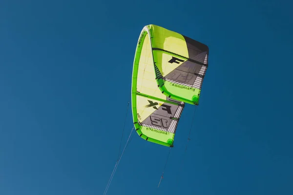 Kitesurfer im Wasser am Stadtstrand, einem der beliebtesten — Stockfoto