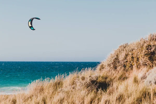 Kitesurfers in the water at City Beach, one of the most popular — Stock Photo, Image