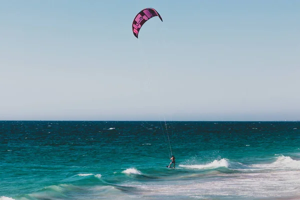 Kitesurfistas en el agua en City Beach, uno de los más populares — Foto de Stock