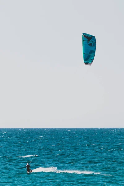 Kitesurfers ve vodě na City Beach, jeden z nejpopulárnějších — Stock fotografie