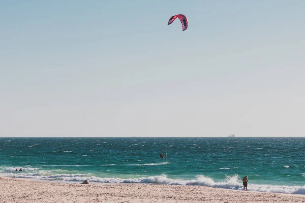 Kitesurfistas en el agua en City Beach, uno de los más populares — Foto de Stock