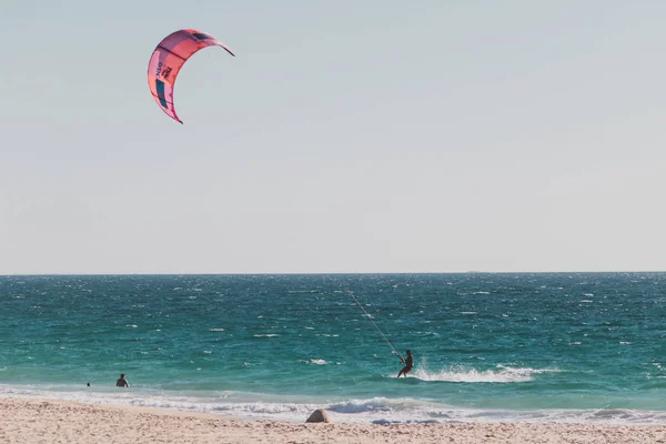 Kitesurfers in het water bij City Beach, een van de meest populaire — Stockfoto