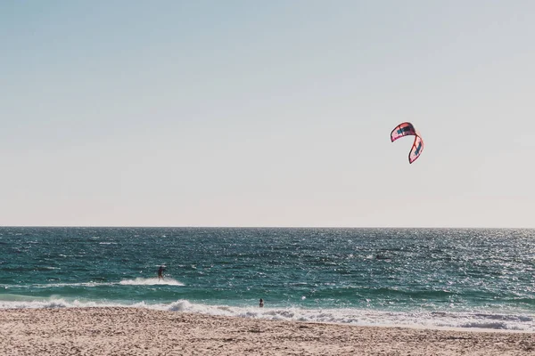 Kitesurfistas en el agua en City Beach, uno de los más populares — Foto de Stock