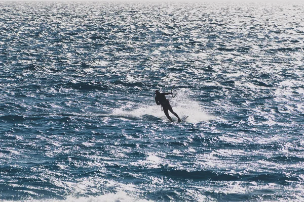 Kitesurf in acqua a City Beach, uno dei più popolari — Foto Stock
