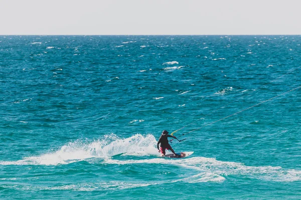 Kitesurfistas en el agua en City Beach, uno de los más populares —  Fotos de Stock