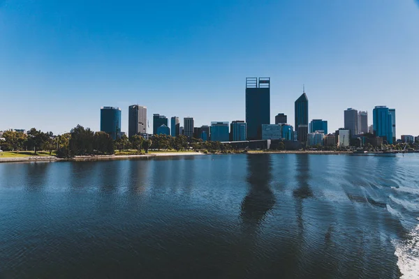 Uitzicht op Elizabeth Quay in Perth vanaf het water, een nieuw gebouwd ha — Stockfoto