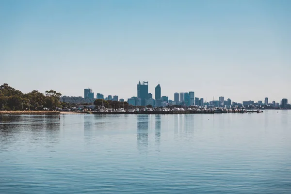 Vista dello skyline di Perth dalle acque del fiume Swan — Foto Stock