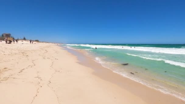 Perth Austrália Ocidental Dezembro 2019 Caminhada Câmera Lenta Praia Scarborough — Vídeo de Stock