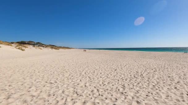 西オーストラリア州パース 2020年1月5日 晴れと暖かい夏の日にパース近くのシティビーチの眺め カメラ静的 — ストック動画