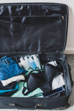 Tatil konsepti için bavul hazırlıyorum.