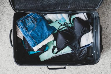 Tatil konsepti için bavul hazırlıyorum.