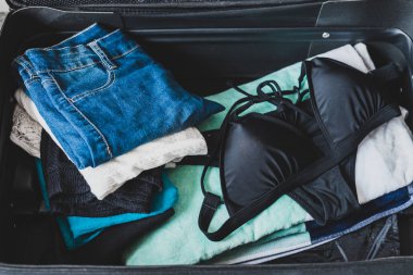 Tatil konsepti için bavul hazırlıyorum.