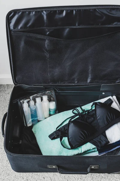 Verpakking licht voor een vakantie concept, bagage met slechts een strand — Stockfoto