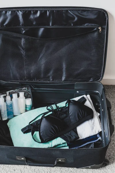 Packing light for a holiday concept, luggage with just a  beach — 스톡 사진