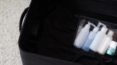seyahat gereksinimleri ve tatil konsepti için paketleme, havaalanı güvenliği için şeffaf sıvı torba ile bagaj uyumu kamerası yatay olarak tarama